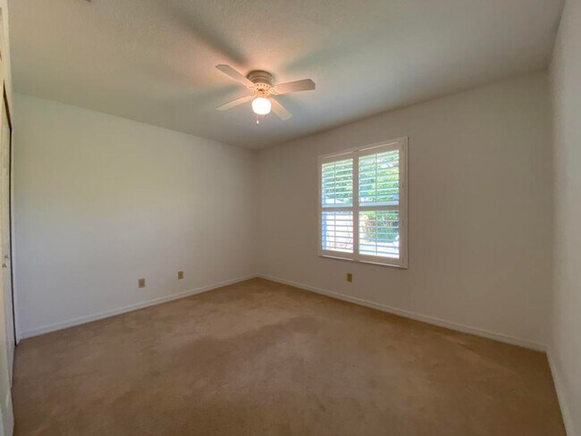 Building Photo - Spacious 3/2 in Holly Hill