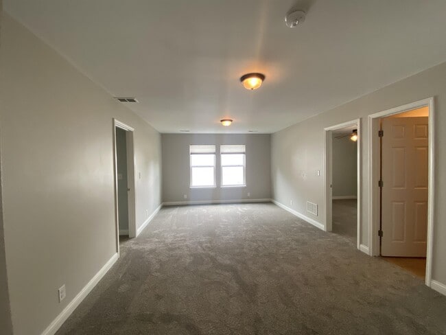 Building Photo - 355 Vineland Pl Dr