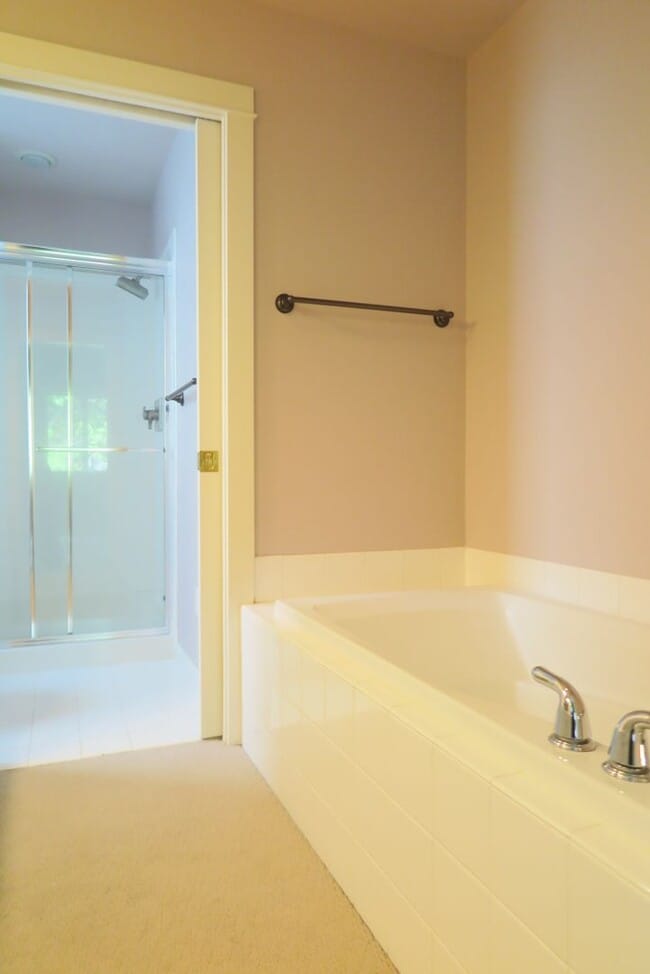 Building Photo - Discover easy living at Forest Heights 2b/2ba Townhome!