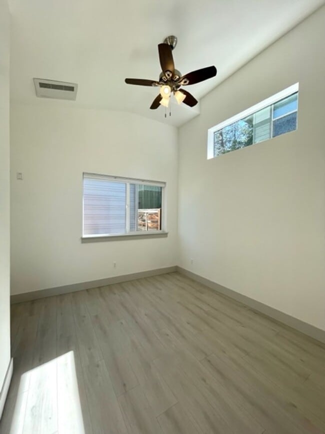 Building Photo - Hartford Duplex - 01355-HART-00