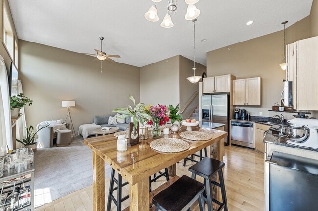 Building Photo - Spacious 3-Bedroom Townhome in Prime Savage/Prior Lake Location