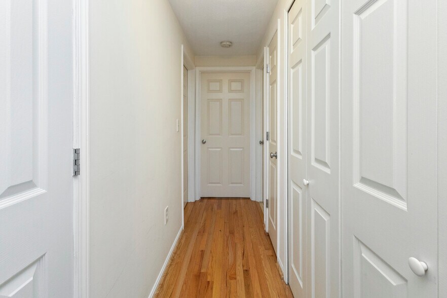 Unit hallway - 1218 Vfw Pky