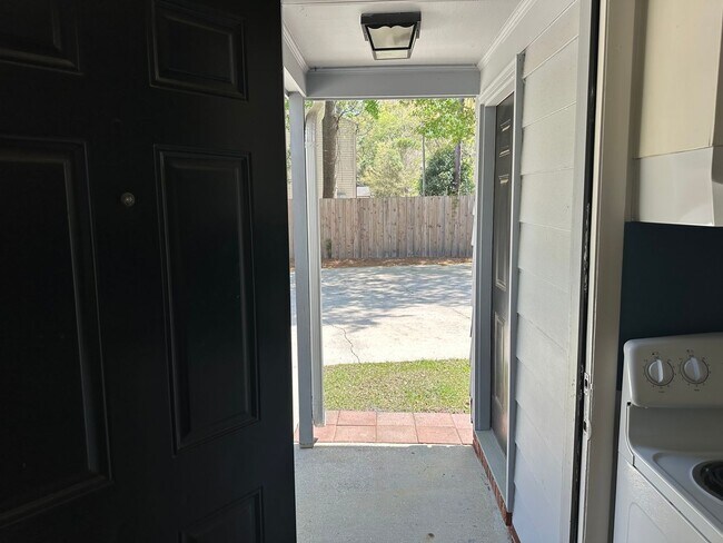 Building Photo - OPEN HOUSE 3/28 from 1PM to 3PM. Pet Friendly 2 Bedroom 1.5 Bath Townhome Available Now for Move-in!