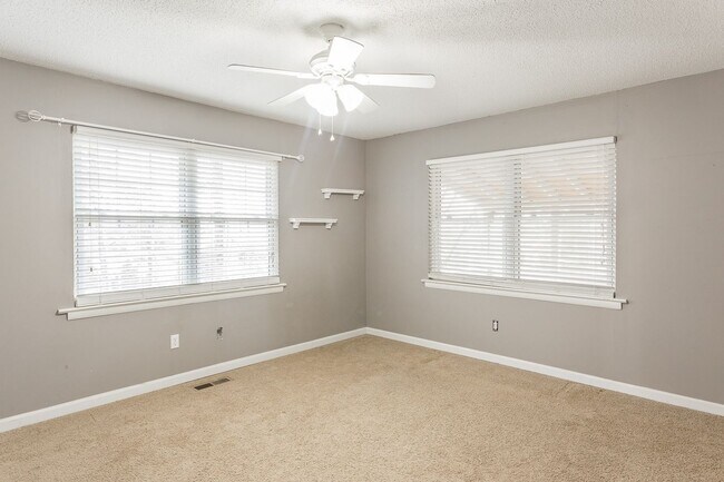 Building Photo - 4 Bedroom Rental in East Brainerd!