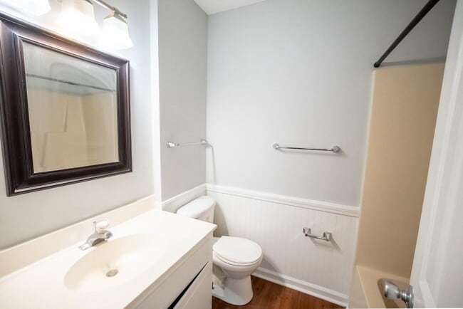 Building Photo - 944 Bonham Ave