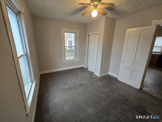 Building Photo - 779 E Main St