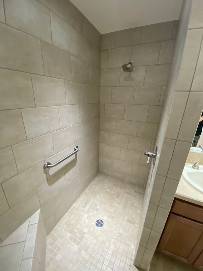 Building Photo - Beautiful Unfurnished 3 bed, 2 bath ANNUAL...