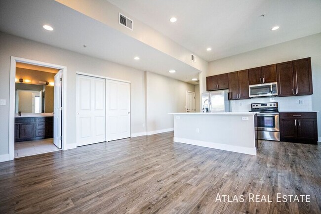 Building Photo - Beautiful 2 Bed 2 Bath Corner Apartment on...