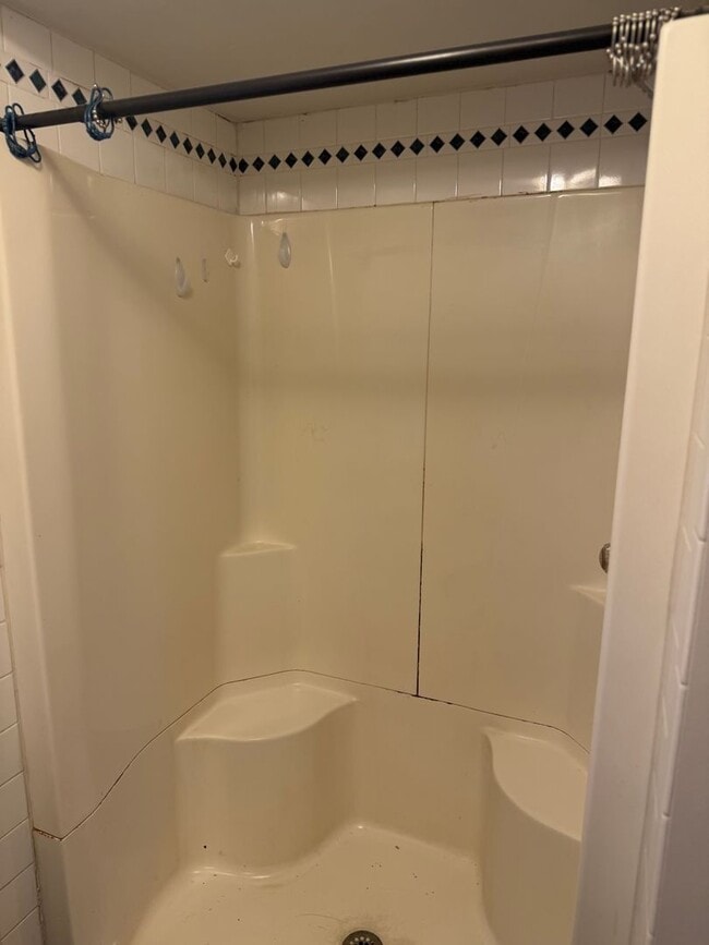 Building Photo - Newly Renovated 3BR Row Home – Move-In Ready