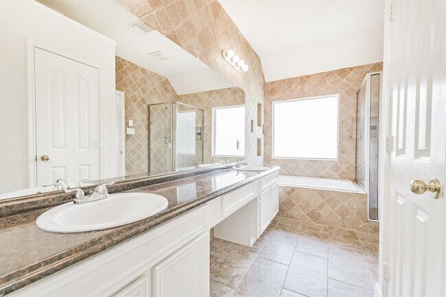 Building Photo - 7 Heron Hollow Ct