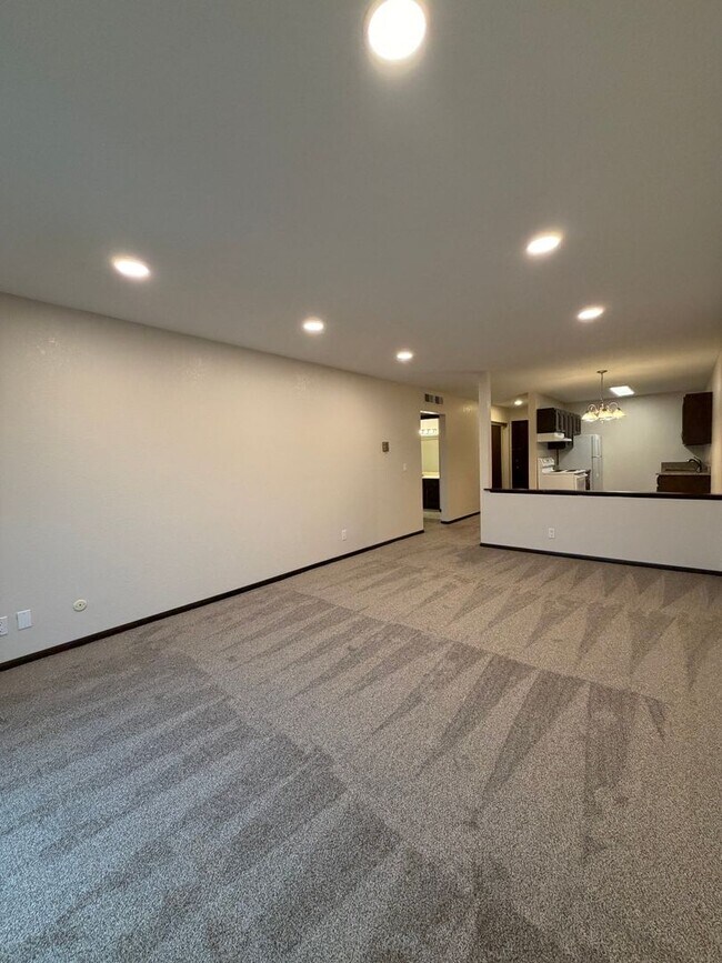 Building Photo - 1260 Larpenteur Ave W