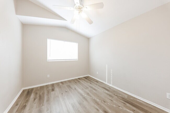 Building Photo - 548 E Cathy Dr