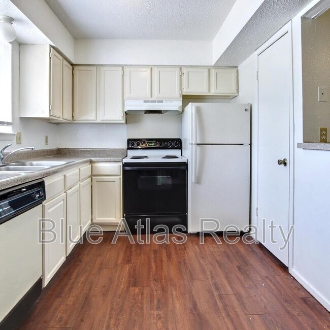 Primary Photo - 2718 Wimbledon Ct