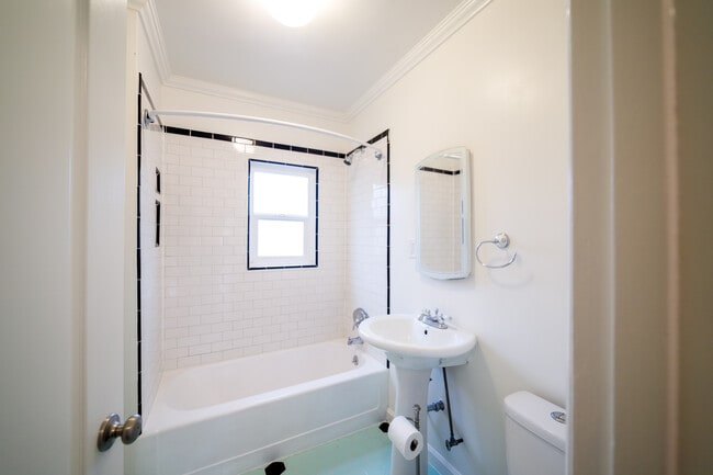 Building Photo - 3318 Madera Ave