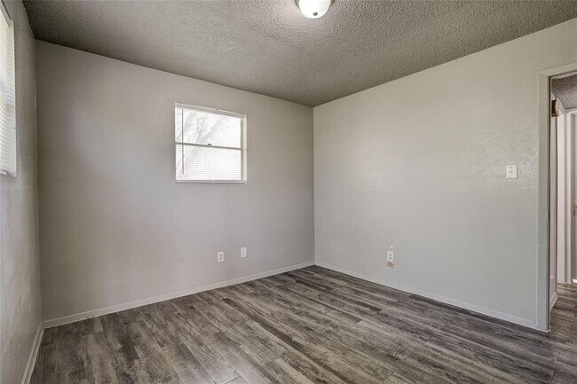 Building Photo - 714 Old Martindale Rd