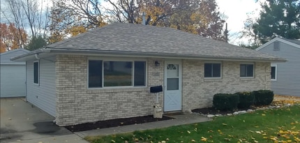 Building Photo - 3-Bedroom Home in Normal with Detached Garage & Large Backyard