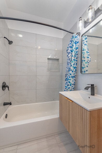 Building Photo - 3328 S Emerald Ave