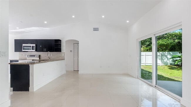 Building Photo - 1811 SW 124th Way