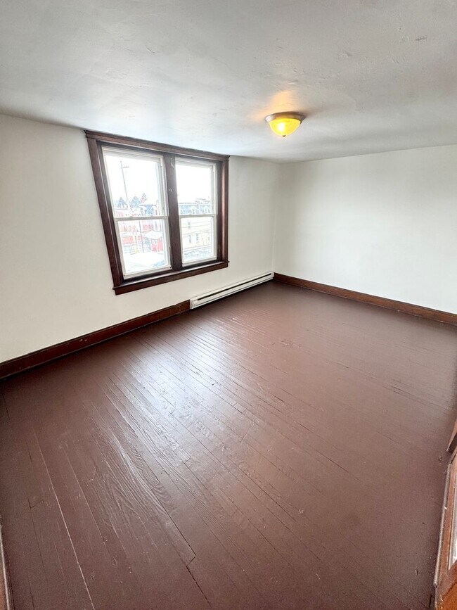 Building Photo - 819 E 5th St