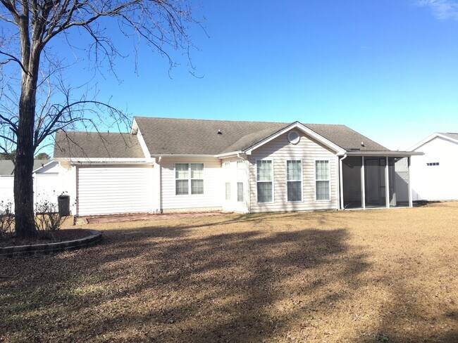 Building Photo - 4 Bedroom 2 Bathroom Home