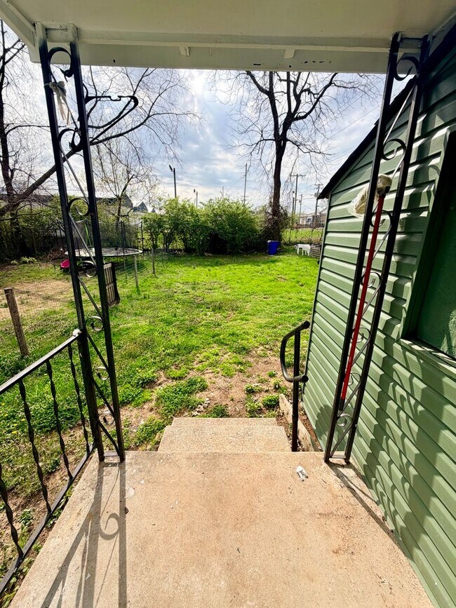 Building Photo - 704 Jackson St