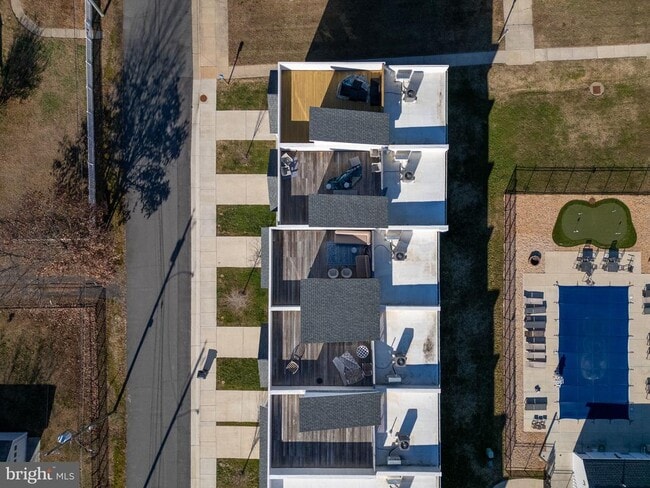 Building Photo - 308 Douglas Ave