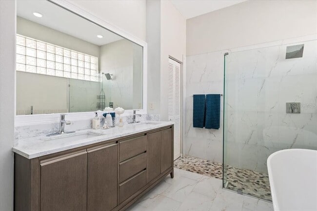 Building Photo - 700 Silk Oak Dr