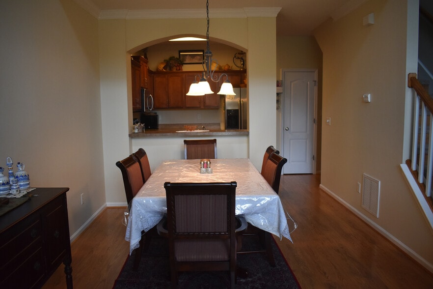 Eating area - 1007 RIVERS ARCH