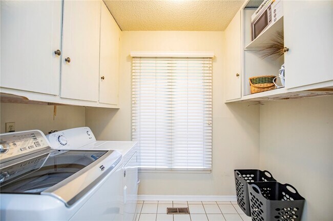 Building Photo - 107 NW Winfield Ln