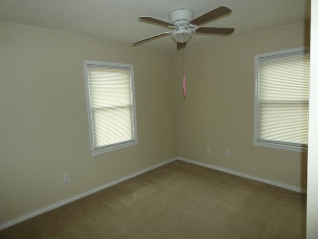 Building Photo - 2 bedroom, 1 bath