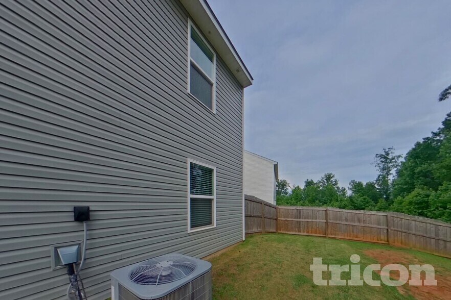 Building Photo - 2118 Southlea Dr