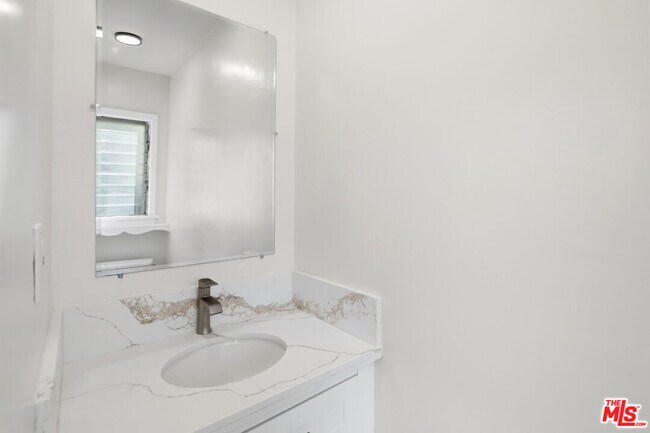 Building Photo - 10309 La Grange Ave