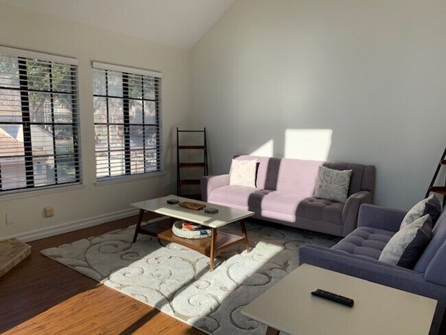 Building Photo - 407 Shoreview Dr