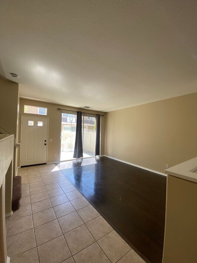 Building Photo - Anaheim HIlls 3 Bedroom