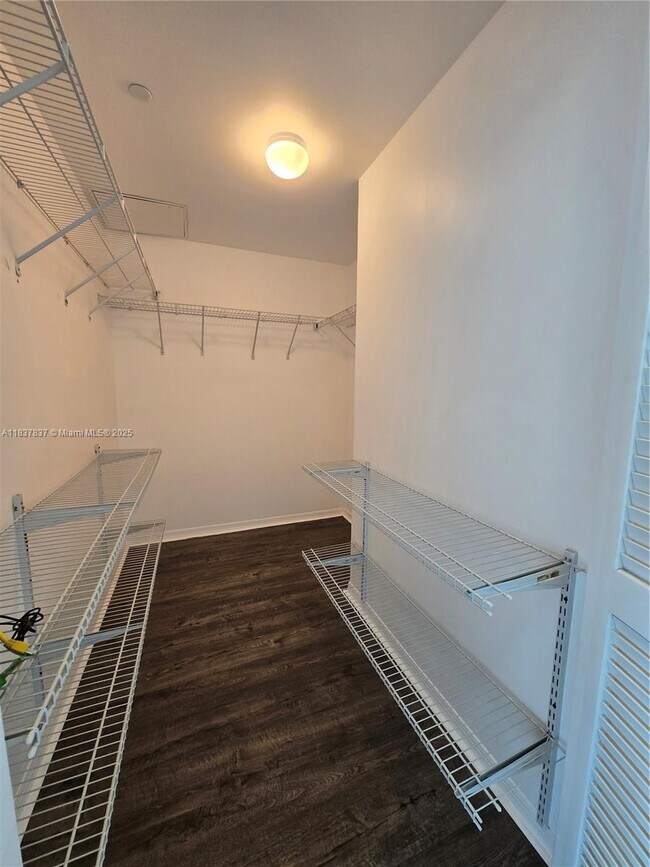 Building Photo - 950 Brickell Bay Dr