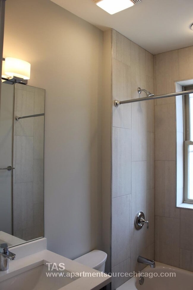 Building Photo - 3917 N Janssen Ave