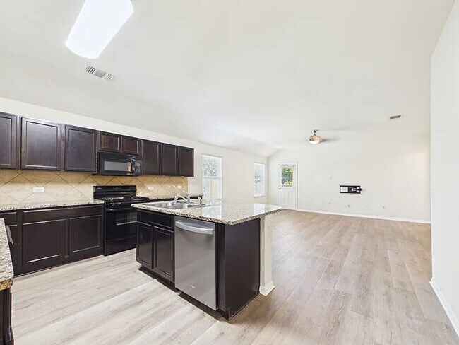 Building Photo - Spacious one-level home in Glenwood!