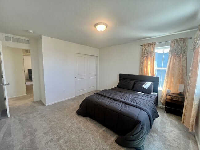 Building Photo - BEAUTIFUL NEW BUILD - 3 bed 2.5 bath w/ La...