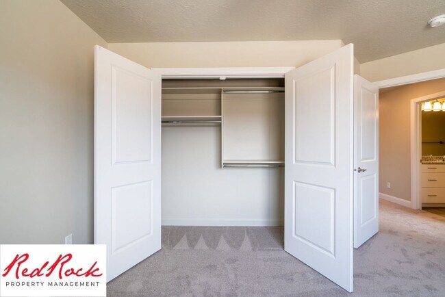 Building Photo - 4 Bedroom, 2.5 Bathroom Townhome in Hurric...
