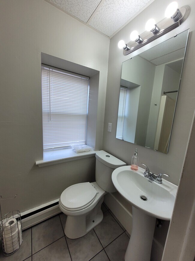 Building Photo - 217 York St