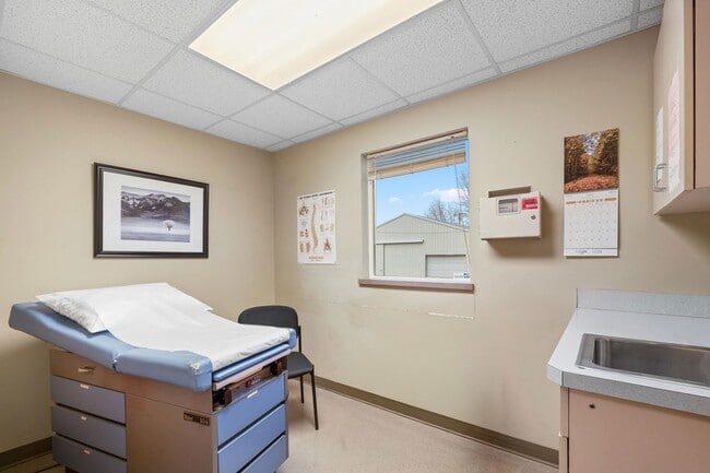 Building Photo - 107 E Holland Ave