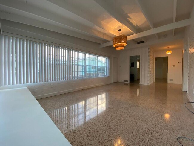 Building Photo - Beautiful 3/2 on Riverside Dr.