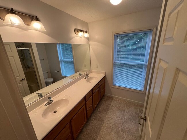 Building Photo - Townhouse Located at Pikes Place