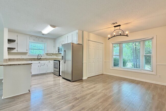 Building Photo - AVAILABLE NOW! (Pet Friendly)