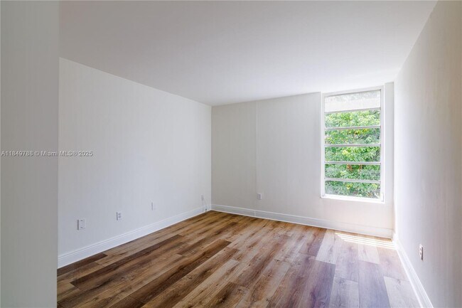 Building Photo - 8870 Fontainebleau Blvd