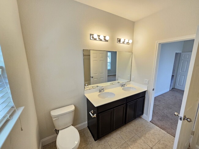 Building Photo - "Charming 3-Bed, 2-Bath Oasis in Austin!!