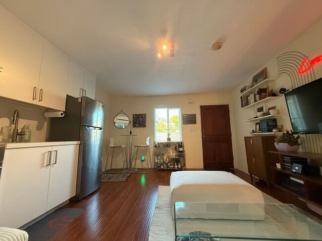 Building Photo - 2223 1/2 Oak Glen Place