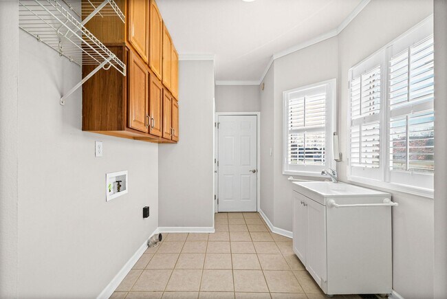 Building Photo - 3 Bedroom 2 Bath Pet Friendly Home For Rent with Community Pool Access!