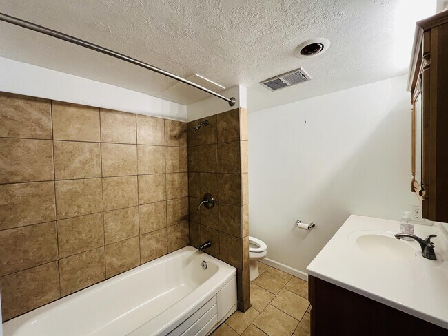 Building Photo - 710 E 200 S