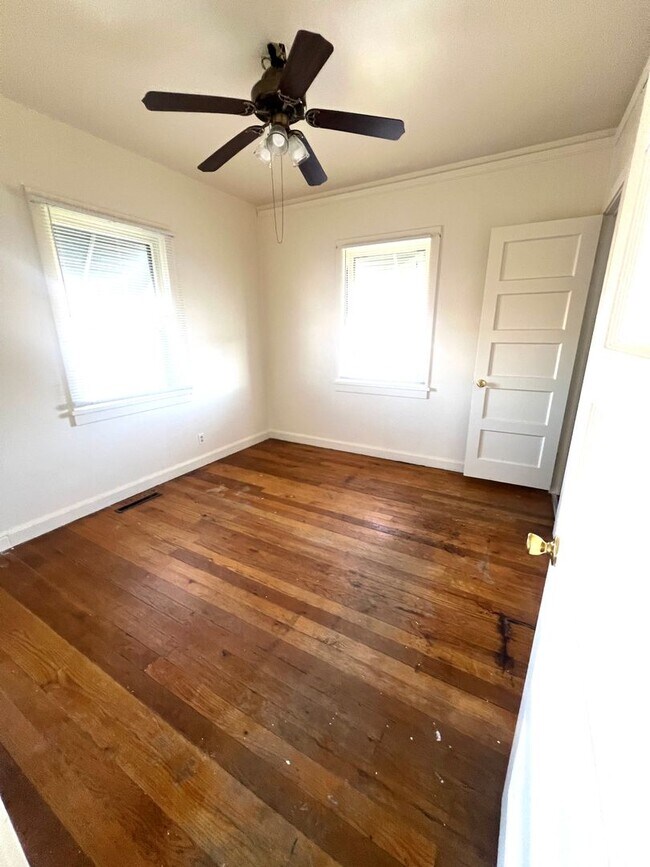 Building Photo - 4 Bedroom 2 Bath Single Family Home